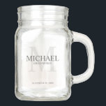 Tarro Padrinos de boda personalizados masculinos del<br><div class="desc">Añada un tacto personal a su boda con el tarro de albañil personalizado de los padrinos de boda. Este tarro de albañil ofrece el nombre del padrino de boda personalizado con título en gris y el monograma en gris claro como fondo, en estilo de fuente clásico del trazo de pie....</div>