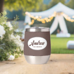 Taupe Estilizado Boda Groomsman<br><div class="desc">Regale a su boda groomsman con este moderno y personalizado vaso de vino de acero inoxidable con su nombre en escritura estilizada dentro de un diseño ovalado y blanco. El color de fondo y la secuencia de comandos son taupe. Personalice su vaso de vino editando y reemplazando el nombre por...</div>