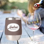 Taupe Estilizado Boda Groomsman Nombre<br><div class="desc">Regale a su boda groomsman con este moderno y personalizado vaso de vino de acero inoxidable con su nombre en escritura estilizada dentro de un diseño ovalado y blanco. El color de fondo y la secuencia de comandos son taupe. ¡Perfecto para una fiesta de solteros! Personalice su vaso de vino...</div>