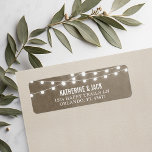 Taupe String Lights Boda Etiquetas de direcciones<br><div class="desc">Moda diseño moderno de etiquetas de direcciones de boda de verano con elegantes y sencillas lámparas de cuerda resplandecientes que cuelgan por encima y una elegante mezcla de fuentes de escritura modernas y caligráficas en un fondo de textura falsa de color de agua. Un diseño sencillo y elegante, perfecto para...</div>