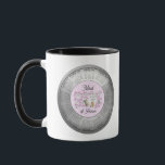Taza 2026 Boda de calendario Té de café de honor<br><div class="desc">2026 Boda de calendario Maid of Honor Coffee Tea Mug. Relájese con una taza de café para ayudarle a sentirse libre de estrés y en camino para sus próximos amigos y boda familiar. Un regalo ideal para mantener el sake. Añadir nombre y fecha de boda. Ver la camiseta correspondiente. Disponible...</div>