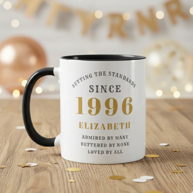 Taza 30th Birthday 1996 Add Name Elegant (Born 1996 birthday gift mug. Wood table out of focus background.)
