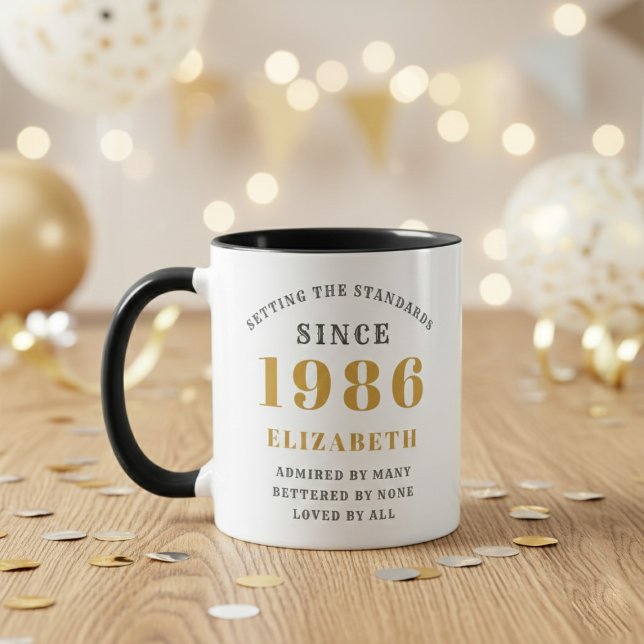 Taza 40th Birthday 1986 Add Name Elegant (Born 1986 birthday gift mug. Wood table out of focus background.)