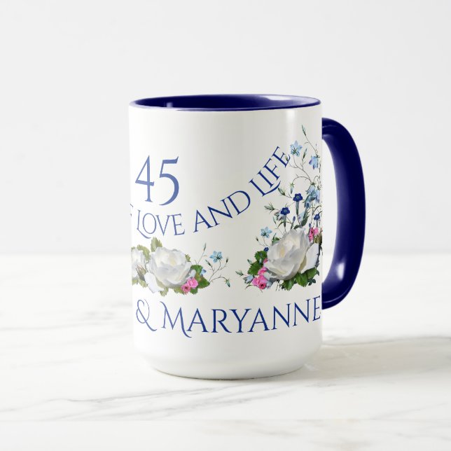 Taza 45 años de amor Personalizado de rosas blancas (Anverso derecho)