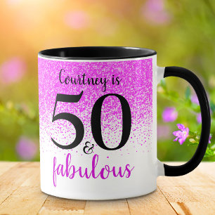 Taza 50 y fabuloso nombre del guión de confeti rosa cal