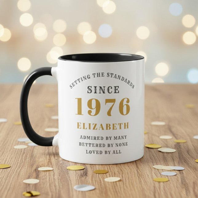 Taza 50th Birthday 1976 Add Name Elegant (Born 1976 birthday gift mug. Wood table and blurred background.)