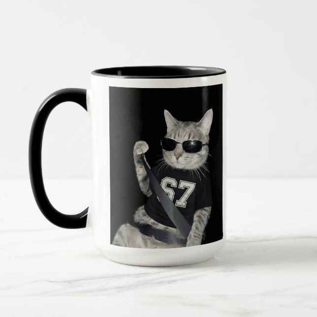 Taza 67 Cat Wearing Sunglasses Gen Alpha Funny Six Seve (Izquierda)