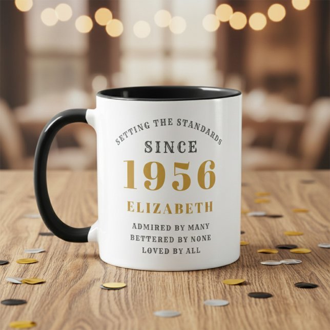 Taza 70th Birthday 1956 Add Name Elegant (Born 1956 birthday gift mug. Wood table, blurred background.)