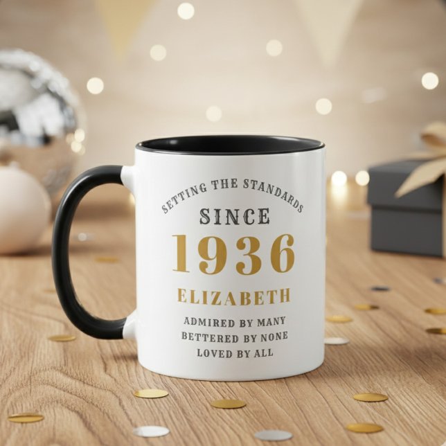 Taza 90 cumpleaños 1936 Añadir nombre elegante (Born 1936 birthday gift mug. Out of focus background.)