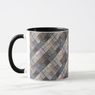 Taza a cuadros grises.