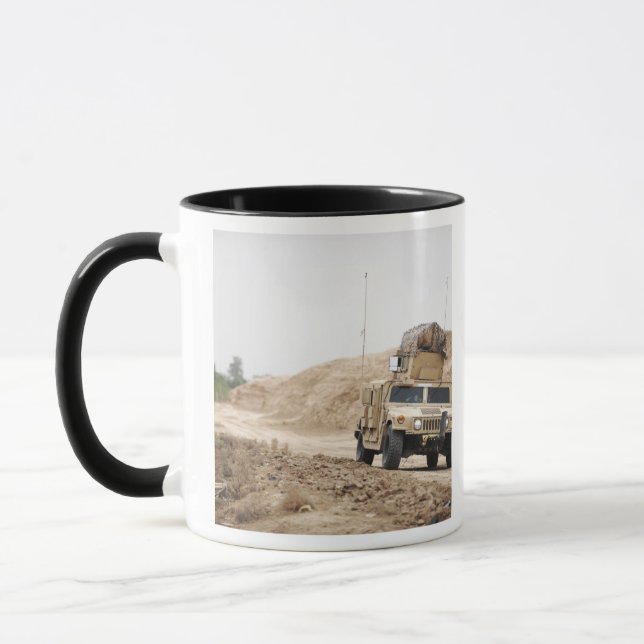 Taza A Humvee conduce la seguridad (Izquierda)