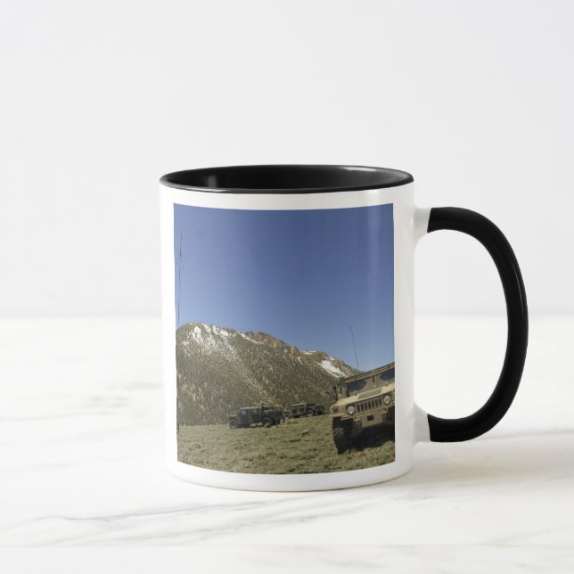 Taza A Humvee está aparcado en el sitio de retransmisió (Derecha)