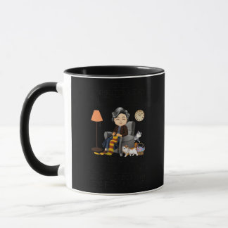 Taza A la anciana mujer le encanta tejer en febrero