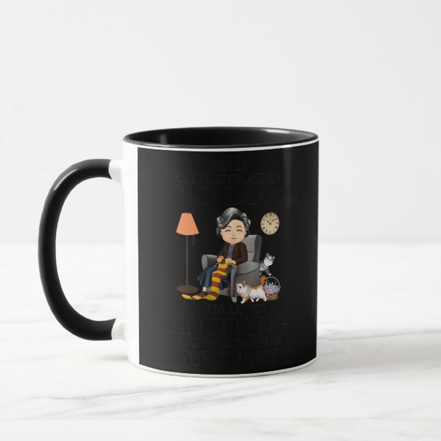 Taza A la anciana mujer le encanta tejer en febrero (Izquierda)