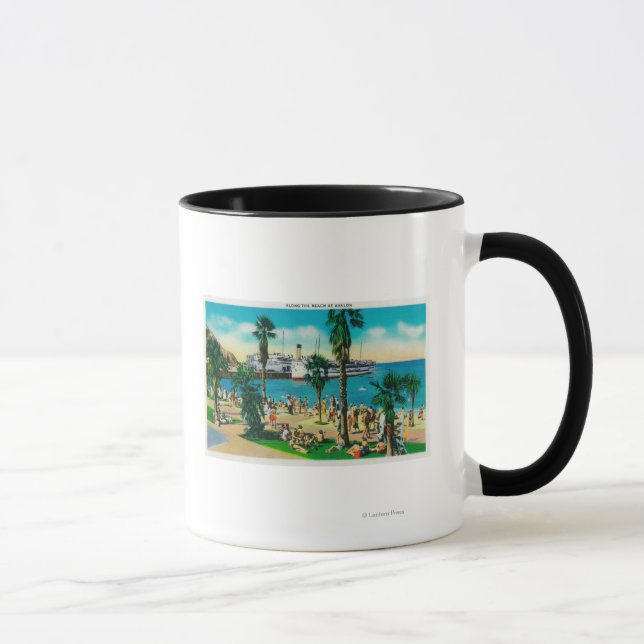 Taza A lo largo de la playa en la isla de AvalonCatalin (Derecha)
