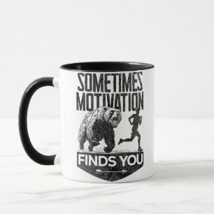 Taza A Veces La Motivación Te Encuentra Divertido Motiv