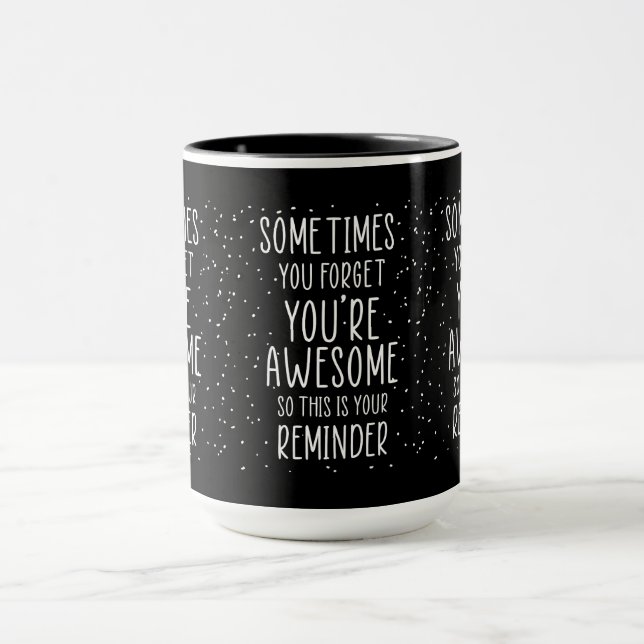Taza A veces te olvidas de que eres asombrosamente moti (Centro)