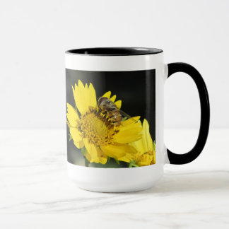 Taza Abeja en la flor amarilla