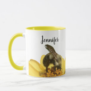 Taza Abeja personalizada en una foto amarilla de la
