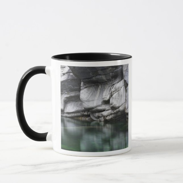 Taza Acantilado redondeado de la roca por el río de (Izquierda)