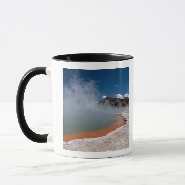 Taza Acero surgiendo de la piscina de champán en WAI-O- (Izquierda)