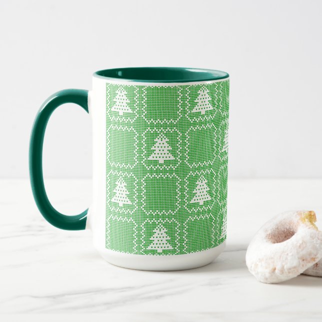 Taza Acogedor patrón de suéter feo de árbol de Navidad  (Con donut)