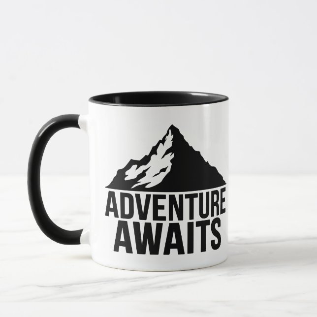 Taza Adventure Awaits Mountain Hiking Design (Izquierda)