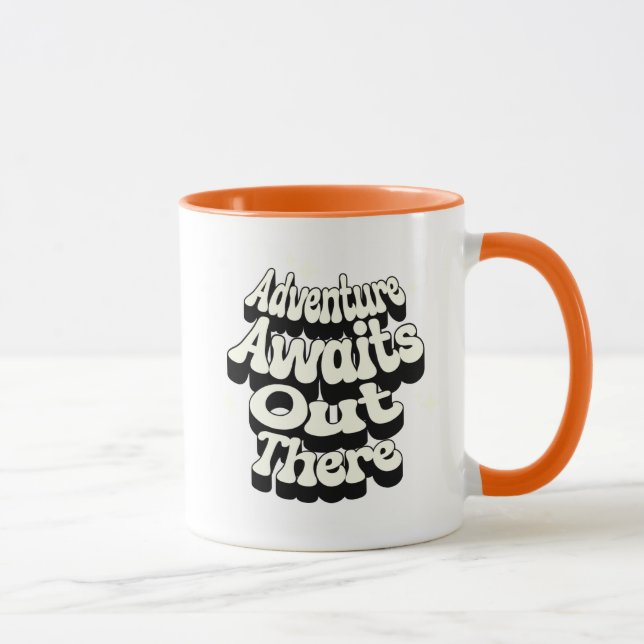 Taza Adventure Awaits Out There – Travel Quote Mug (Derecha)