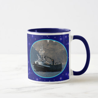 Taza Aerosol Aleutian, barco del cangrejo en el puerto