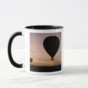 Taza África, Kenia, Masai Mara. Dos globos flotan