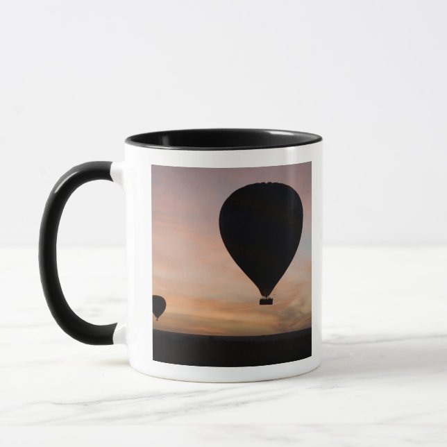 Taza África, Kenia, Masai Mara. Dos globos planean (Izquierda)