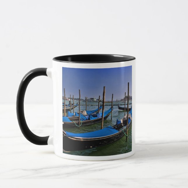 Taza agua del Gran Canal con góndolas alineadas (Izquierda)