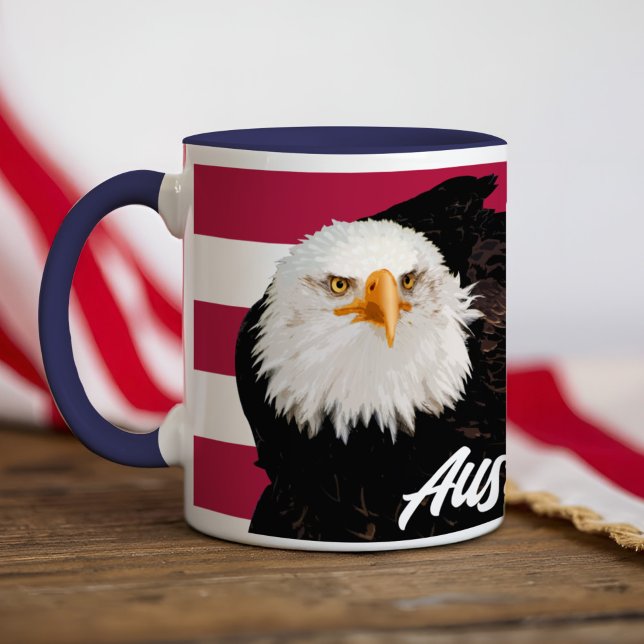 Taza Águila calva patriótica negrita Bandera estadounid (Bold personalized Bald Eagle Mug featuring a powerful eagle against patriotic red and white stripes.)