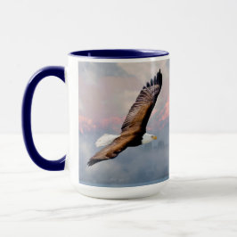 Taza Águila Calva Volando Sobre Montañas Cubiertas de N