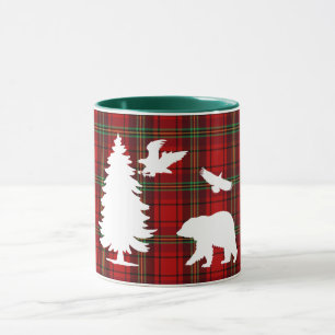 Taza Águila del oso pino sobre el tartán negro rojo