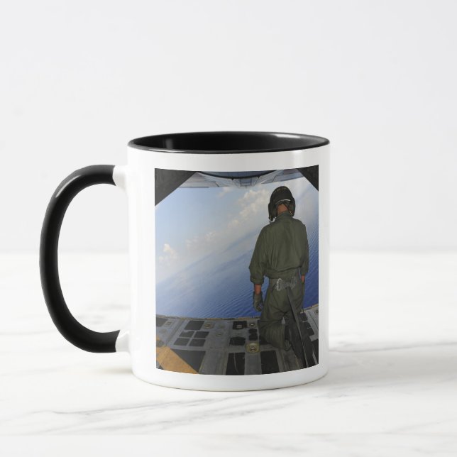 Taza Airman observa las aguas del Golfo de México (Izquierda)