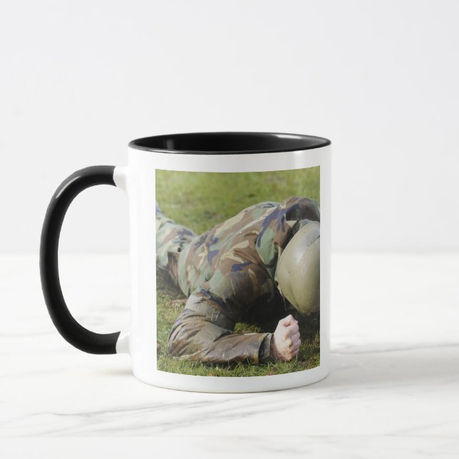 Taza Airman se arrastra a través de un campo húmedo (Izquierda)