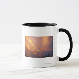 Taza Ajuste de Sun detrás de las nubes