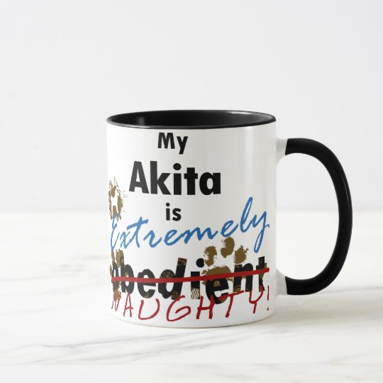 Taza Akita extremadamente travieso