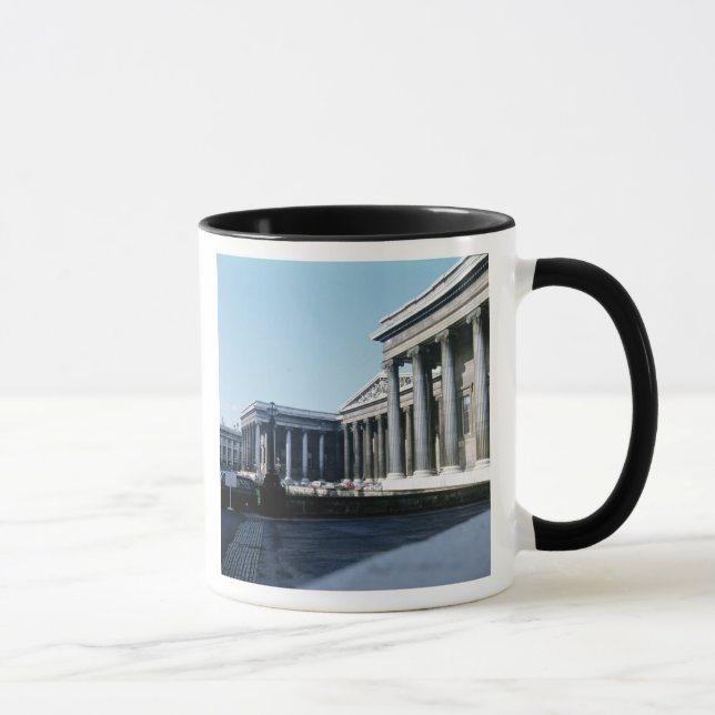 Taza Al sur frente de British Museum (Derecha)