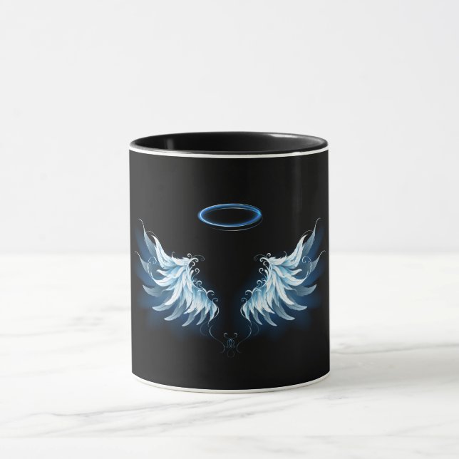Taza Alas del Ángel Azul brillante sobre fondo negro (Centro)