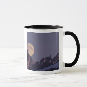 Taza Alaska, montañas Chugach La luna llena sale