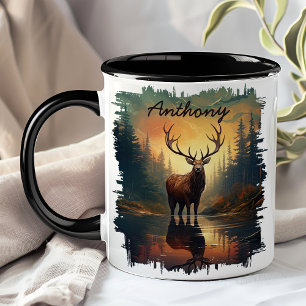 Taza Alces en la reflexión del bosque al amanecer