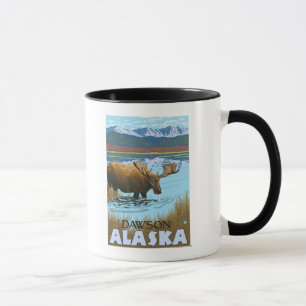 Taza Alces que beben en el lago - Dawson, Alaska