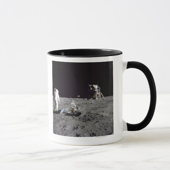 Taza Aldrin mira hacia atrás la base de tranquilidad (Derecha)