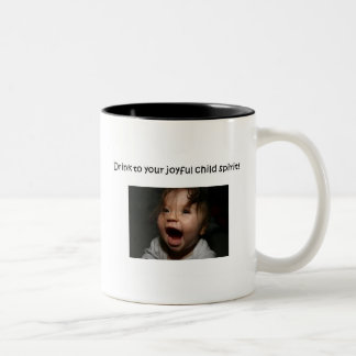 taza alegre del alcohol del niño
