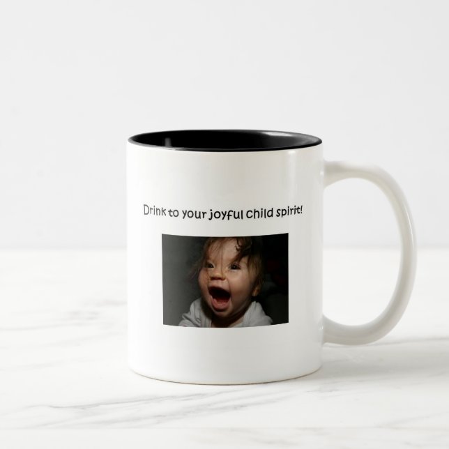 taza alegre del alcohol del niño (Derecha)