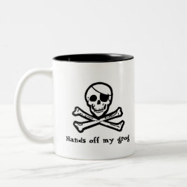 Taza alegre del grog del pirata de Rogelio
