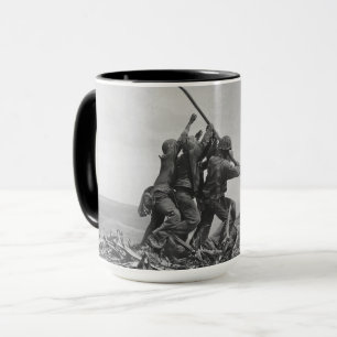 Taza Alzando la bandera en Iwo Jima