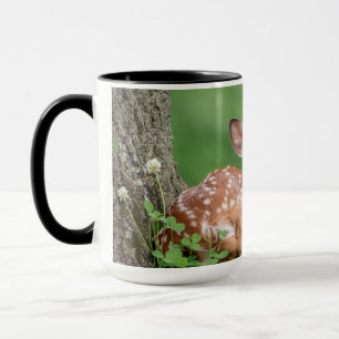 Taza Amanecer Adorable tendido bajo un árbol